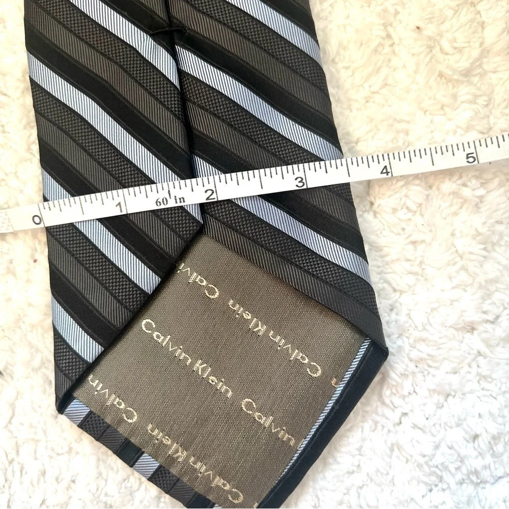 Calvin Klein 100% silk Navy Gray Striped Tie preppy office old money